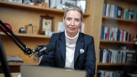 Müslümanları kötüledi, Hitler’i komünist yaptı Müslümanları kötüledi, Hitler’i komünist yaptı