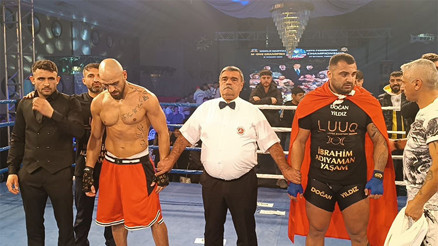 Düğün salonunda uluslararası kick boks turnuvası