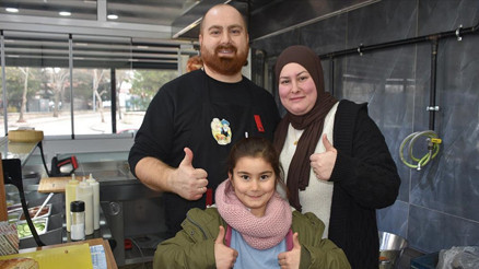 Memleket hasreti çeken çift, Afyonkarahisar’da biri dönerci biri fotoğrafçı oldu