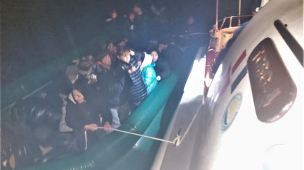 İzmirde Çeşme açıklarında 45 kaçak göçmen kurtarıldı