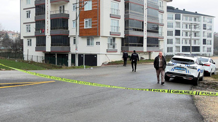 Pencereden görünce gözü döndü Ev sahibi, kiracısını silahla kovalayıp vurdu