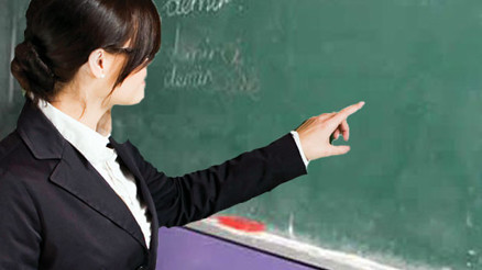 Ayakta bekleten öğretmene kınama