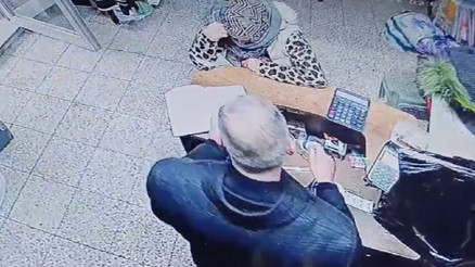 Bulduğu kredi kartıyla markette veresiye borcunu ödedi