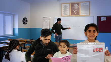 Okulun tek öğrencisi olan Hasret karnesini aldı | Öğretmeni tarafından evinden alınıp evine bırakılıyor... Okulun tek öğrencisi olan Hasret karnesini aldı | Öğretmeni tarafından evinden alınıp evine bırakılıyor...