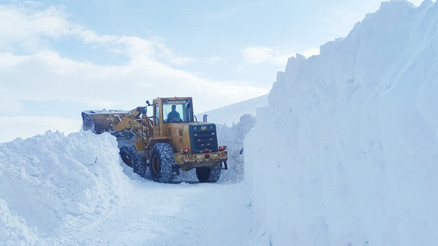 Günlerdir yağan kar 3 metreye ulaştı... Ekiplerin seferberliği sürüyor