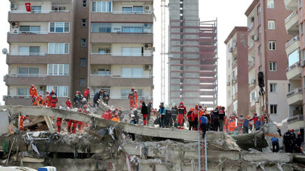 İzmir depreminde yıkılan Rıza Bey Apartmanı davasında sanıklar birbirini suçladı