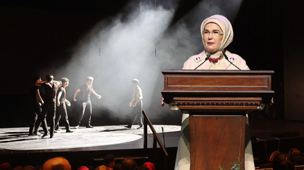 Emine Erdoğan, devlet korumasındaki çocukların tiyatro oyununu izledi Emine Erdoğan, devlet korumasındaki çocukların tiyatro oyununu izledi