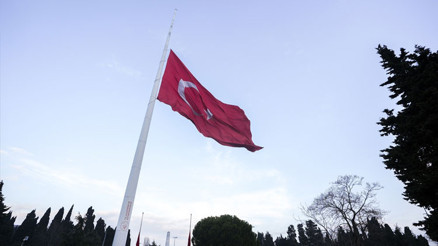 Milli yas nedeniyle bayraklar yarıya indirildi
