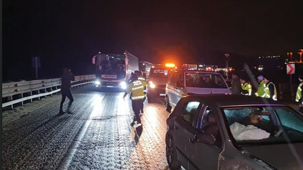 Yaralılara müdahalede eden sağlıkçılara otomobil çarptı: 2’si sağlıkçı 10 yaralı Yaralılara müdahalede eden sağlıkçılara otomobil çarptı: 2’si sağlıkçı 10 yaralı