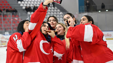 Milliler, Kadınlar 18 Yaş Altı Buz Hokeyi Dünya Şampiyonası altın madalya kazandı