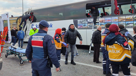 Otobüs kamyona çarptı: 3 ölü, 33 yaralı
