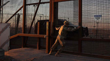 Trumpın sınır dışı operasyonu başladı: Yüzlerce göçmen gözaltına alındı Meksika alarmda, ABD: Binlerce asker daha gönderebiliriz Trumpın sınır dışı operasyonu başladı: Yüzlerce göçmen gözaltına alındı Meksika alarmda, ABD: Binlerce asker daha gönderebiliriz