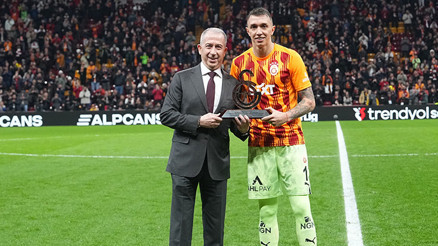 Musleraya o plaketi Bülent Korkmaz vermeliydi