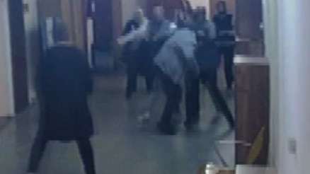 Duruşma öncesi eşinin avukatını dövdü O anlar kamerada