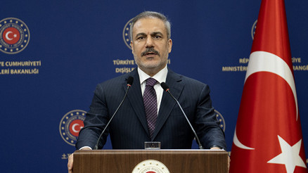 Dışişleri Bakanı Hakan Fidan Asharq Newse konuştu: Türkiye yakın olduğu gruplara milli orduya katılın dedi