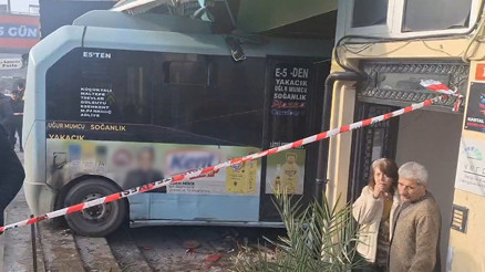 Kartalda minibüs dükkana girdi, çok sayıda yaralı var