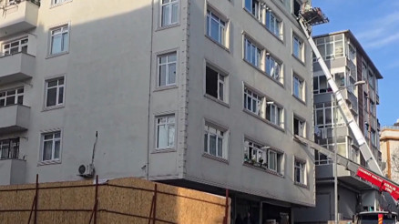Kartal’da duvarlarında çatlaklar oluşan 7 katlı bina boşaltıldı