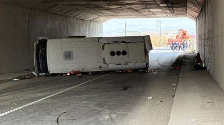 Denizlide feci kaza İşçileri taşıyan midibüs devrildi: 4 can kaybı, 19 yaralı