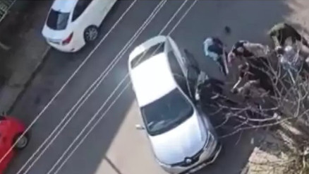 Kendisini bıçaklayan eski eşini mahallelinin elinden aldı... O anlar kamerada