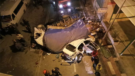 Şanlıurfada bir kamyon çarptığı otomobille birlikte üst geçitten düştü 3 can kaybı, 26 yaralı