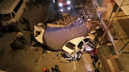 Şanlıurfada bir kamyon çarptığı otomobille birlikte üst geçitten düştü 3 can kaybı, 26 yaralı