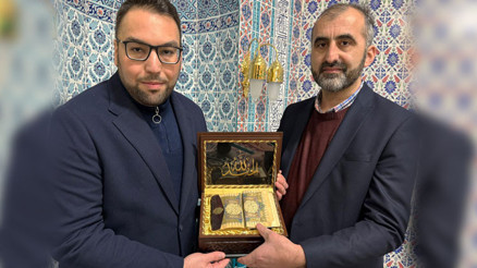 Yeşil Cami’ye tarihi Kur’an-ı Kerim hediye edildi