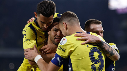 Fenerbahçe çok tecrübeli kadro kurdu, paniğe teslim olmuyor | Suudiler bile gençlere yöneldi biz hala yaşlı yıldız alıyoruz Fenerbahçe çok tecrübeli kadro kurdu, paniğe teslim olmuyor | Suudiler bile gençlere yöneldi biz hala yaşlı yıldız alıyoruz