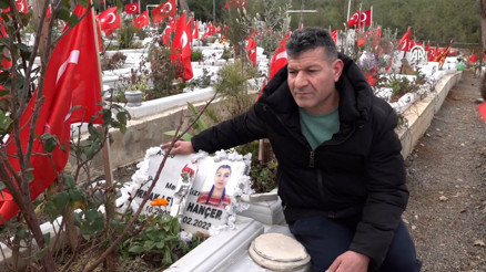 Depremde enkaz altındaki kızının elini tutmasıyla tanınan babanın acısı ilk günkü gibi taze