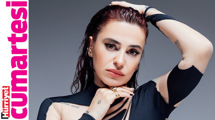 Üç çiçek, bir böcek Üç çiçek, bir böcek