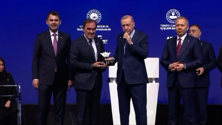 Cumhurbaşkanı Erdoğandan Yıldırım Demirörene plaket