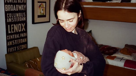 Kızına kavuştu ama annelik sevinci yarım kaldı: Sen o bebeği neden kendin doğurmadın Kızına kavuştu ama annelik sevinci yarım kaldı: Sen o bebeği neden kendin doğurmadın