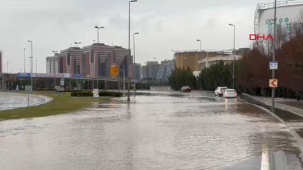 Bakırköyde su borusu patladı, yollar göle döndü