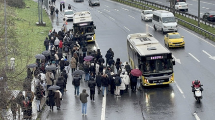 İstanbulda viyadük düzenleme çalışması yolcuları mağdur etti