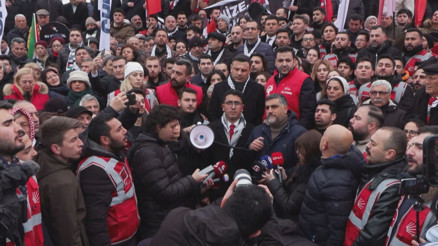 Cumhuriyet Halk Partisi üyeleri Galata Köprüsünde Filistin için toplandı