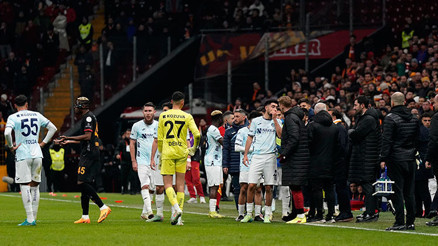 Son Dakika: Adana Demirspor, Galatasaray maçında sahadan çekildi İşte anbean yaşananlar