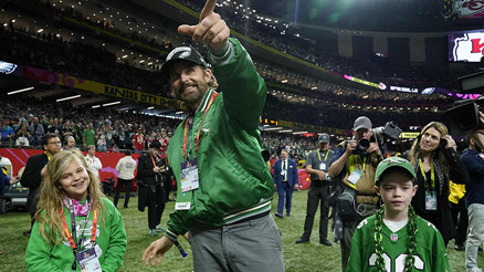 Zaferi en sevdiğiyle kutladı… ‘Eskiden babamın elini tutardım şimdi yanımda kendi mucizem var