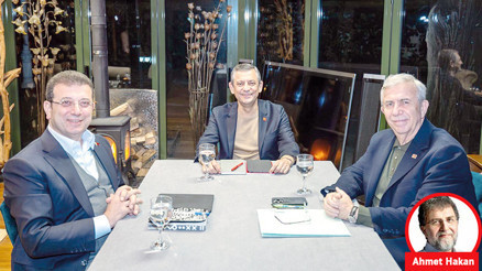 O fotoğraftaki bakışlar duruşlar ve kıyafetler