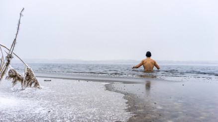 Ünlü sunucu dondurucu bir kış sabahı kendini buz gibi sulara bıraktı... Sebebini kendi anlattı: Aklımı da soyunma odasında bıraktım galiba