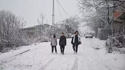 Başakşehirde okullar tatil mi 11-12 Şubat 2025 bugün ve yarın Başakşehirde kar tatili var mı