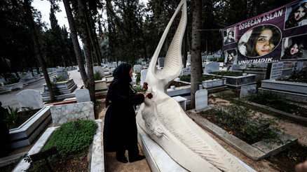 Özgecan Aslan ölümünün 10.yılında mezarı başında anıldı: 10 yıl geçti fakat acımız dinmedi, dinmeyecek
