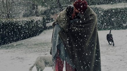 Doğuma günler kala kar altında romantik poz