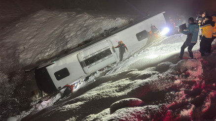 Son dakika haberi Bingölde yolcu otobüsü şarampole devrildi: 5 ölü 38 yaralı