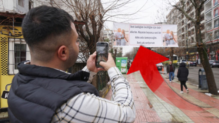 Görenler fotoğrafını çekti... Sevgililer Gününde şaşkına çeviren pankart: Tartıştığı eşine böyle seslendi