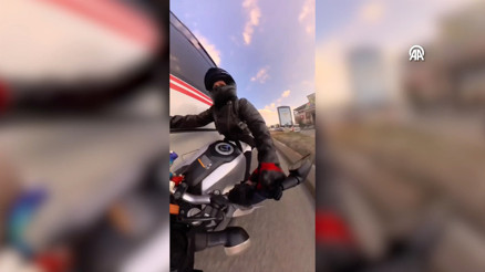 Minibüsle motosikletin çarpışması kask kamerasında