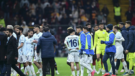 TFF, sahadan çekilmenin cezasını değiştirdi Galatasaray-Adana Demirspor maçı sonrası yeni kararlar...