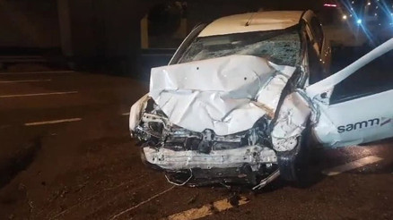 Maltepede otomobil köprünün ayağına çarptı