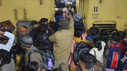 Hindistan’da tren istasyonunda izdiham: Çok sayıda ölü