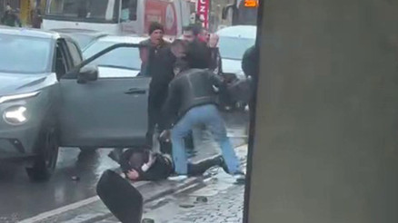 Yine İstanbul, yine park yeri kavgası 3 kişi, sürücüye saldırıp tekme tokat dövdü