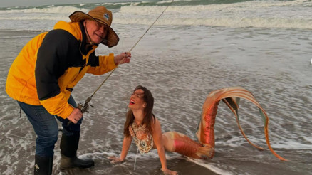 İlişkilerini tam iki yıl gizlemişler... Kendisi 23, sevgilisi 72 yaşında... Kötü sözlere isyan etti: Aşk yaşa bakmaz