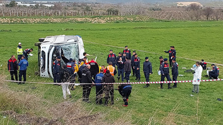 İzmirden halter şampiyonası için yola çıkan kız öğrencilerden acı haber... Denizli’de öğrenci servisi devrildi: 2 ölü, 26 yaralı